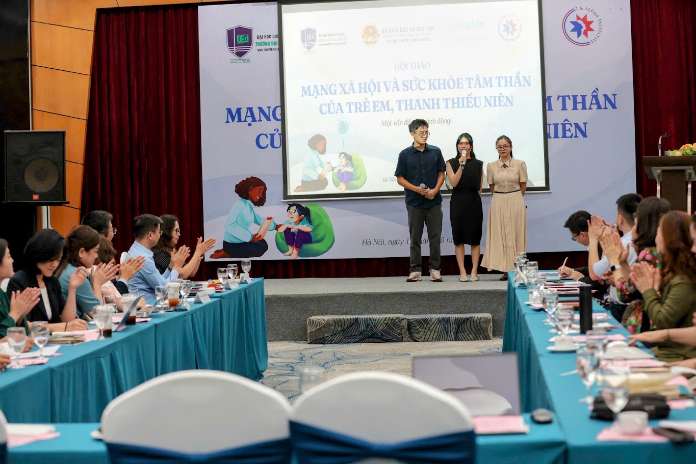 Ba bạn trẻ Hồ Khánh Chi, Cao An Lê và Ngô Quốc Anh, thành viên của nhóm Z&Alpha Initiative, đã thực hiện Dự án thực nghiệm “54 giờ không mạng xã hội”.