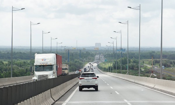 Rà soát, sửa đổi quy định về tốc độ và khoảng cách an toàn trên đường bộ, đặt biển báo khoảng cách trên cao tốc
