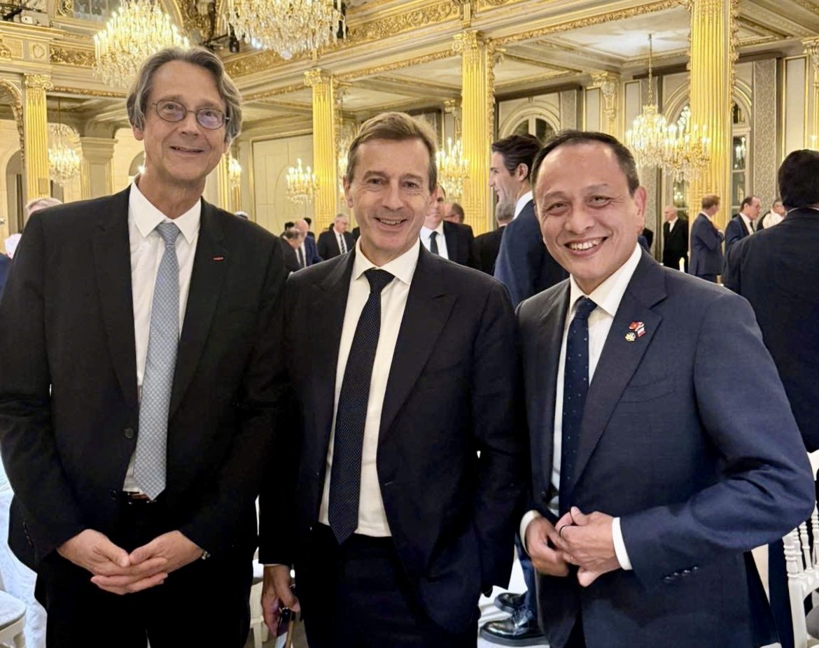 Tổng giám đốc Vietnam Airlines Lê Hồng Hà cùng ông Guillaume Faury, CEO Airbus và ông Olivier Andriès, CEO Tập đoàn Safran (lần lượt từ phải qua) tại Tọa đàm Lãnh đạo Doanh nghiệp Việt Nam - Cộng hòa Pháp. Nguồn: Vietnam Airlines.
