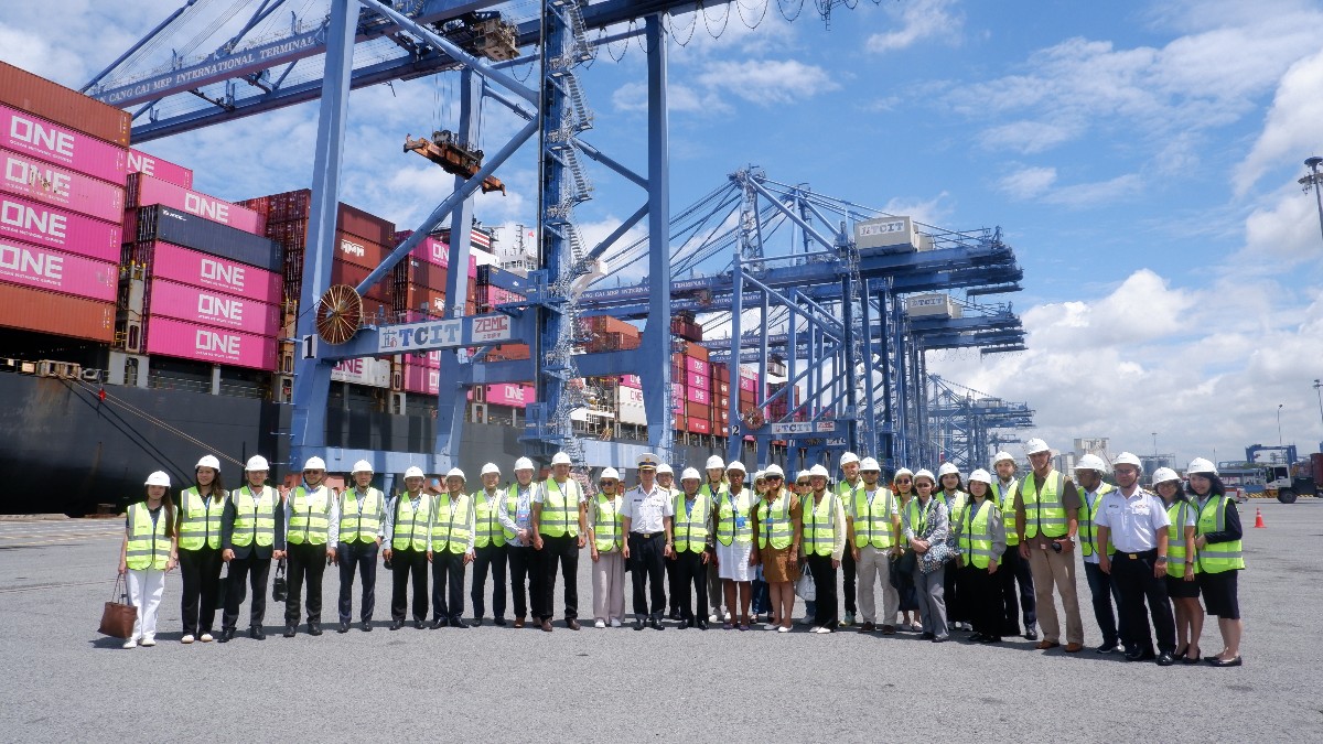 Đoàn đại biểu của chương trình Đối thoại Hữu nghị 2026 tham quan và làm việc tại cụm cảng Cái Mép của Tân Cảng Sài Gòn. Nguồn: Tân Cảng Sài Gòn.