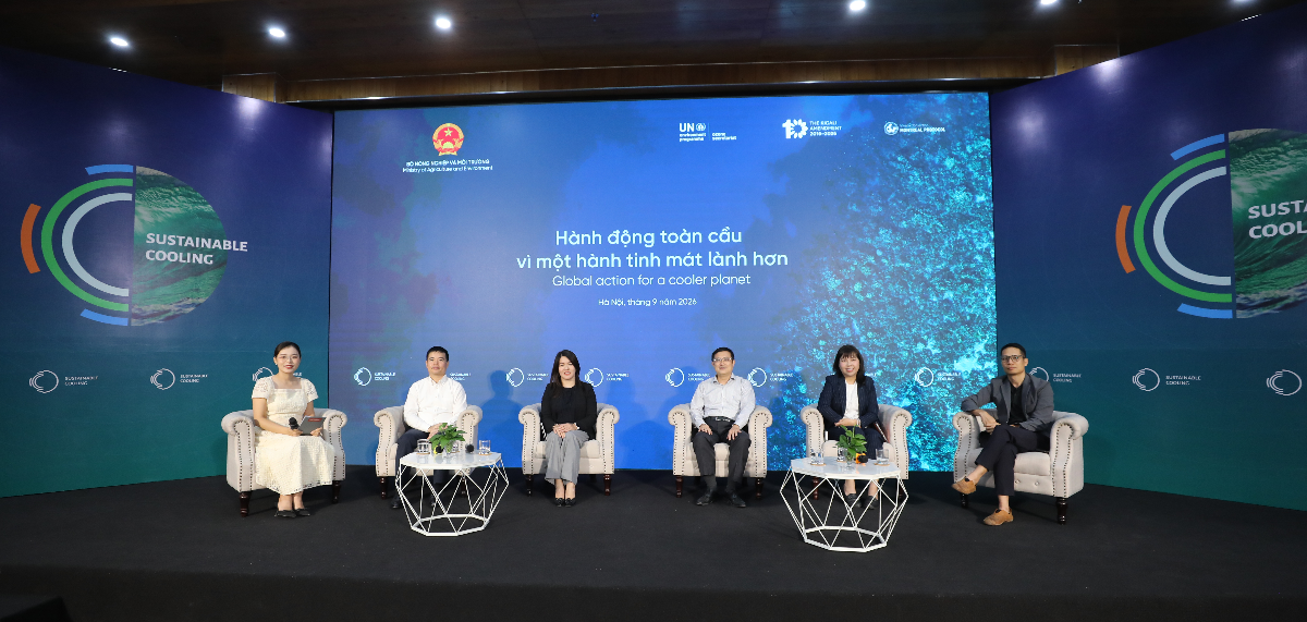 Các chuyên gia tại tọa đàm "Hành động toàn cầu vì một hành tinh mát lành hơn", do Cục Biến đổi khí hậu, Bộ Nông nghiệp và Môi trường, phối hợp với Hội Khoa học Kinh tế Việt Nam và Tạp chí Kinh tế Việt Nam/vnEconomy tổ chức nhân ngày Bảo vệ quốc tế tầng ôzôn năm 2026, cũng như chào mừng 10 năm thúc đẩy các giải pháp làm mát bền vững, nằm trong khuôn khổ bản sửa đổi bổ sung Kigali thuộc Nghị định thư Montreal. Ảnh: Việt Dũng