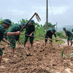 Đồn Biên phòng Ba Nang huy động lực lượng khắc phục hậu quả mưa lũ. Ảnh: Đồn BP Ba Nang