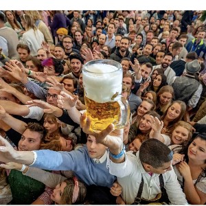 Hơn hai thế kỷ sau khi bắt đầu từ một cuộc đua ngựa mừng đám cưới hoàng gia, Oktoberfest đã trở thành lễ hội dân gian lớn nhất thế giới, thu hút hàng triệu du khách mỗi năm đến Munich. Ảnh: AP.