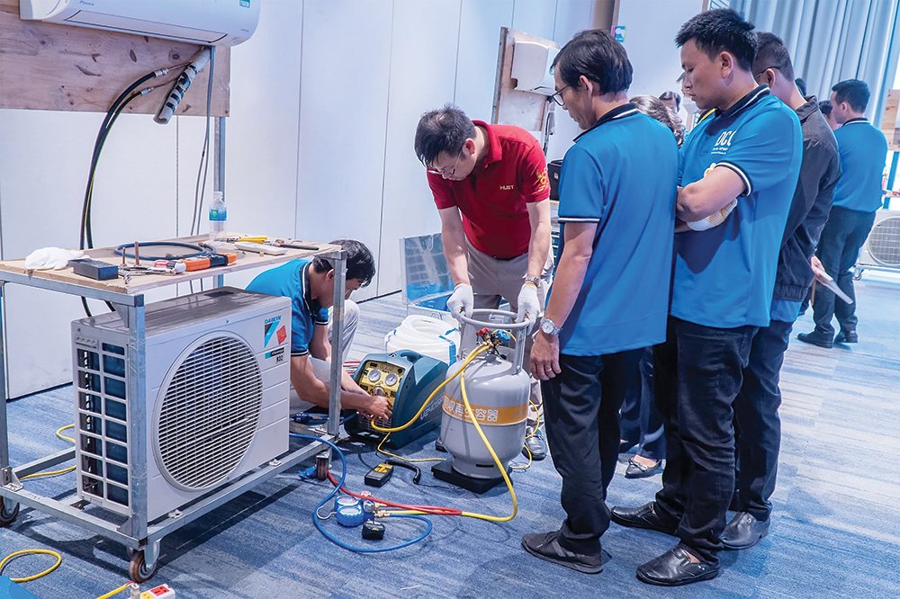 Cùng với thúc đẩy công nghệ và môi chất thay thế, Việt Nam đang từng bước chuyển từ quản lý lượng chất đưa vào thị trường sang quản lý trong suốt vòng đời, thúc đẩy thu hồi, tái sử dụng, tái chế và tái sinh. Ảnh: Cục Biến đổi khí hậu
