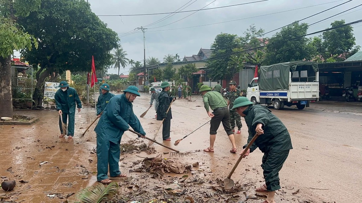 Sáng ngày 14/9, tranh thủ nước rút tại một số khu vực, lực lượng chức năng xã nhanh chóng vệ sinh, thu dọn bùn đất, khắc phục những ảnh hưởng do mưa lũ, từng bước ổn định đời sống và sinh hoạt. Ảnh: BCH QS xã Lao Bảo