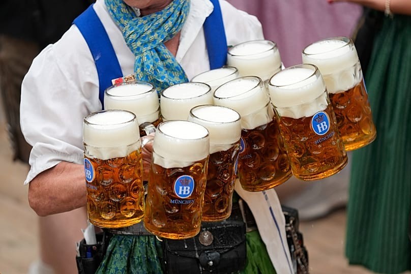 Nhân viên phục vụ mang các vại bia tại lều bia Hofbräuhaus. Ảnh: AP.