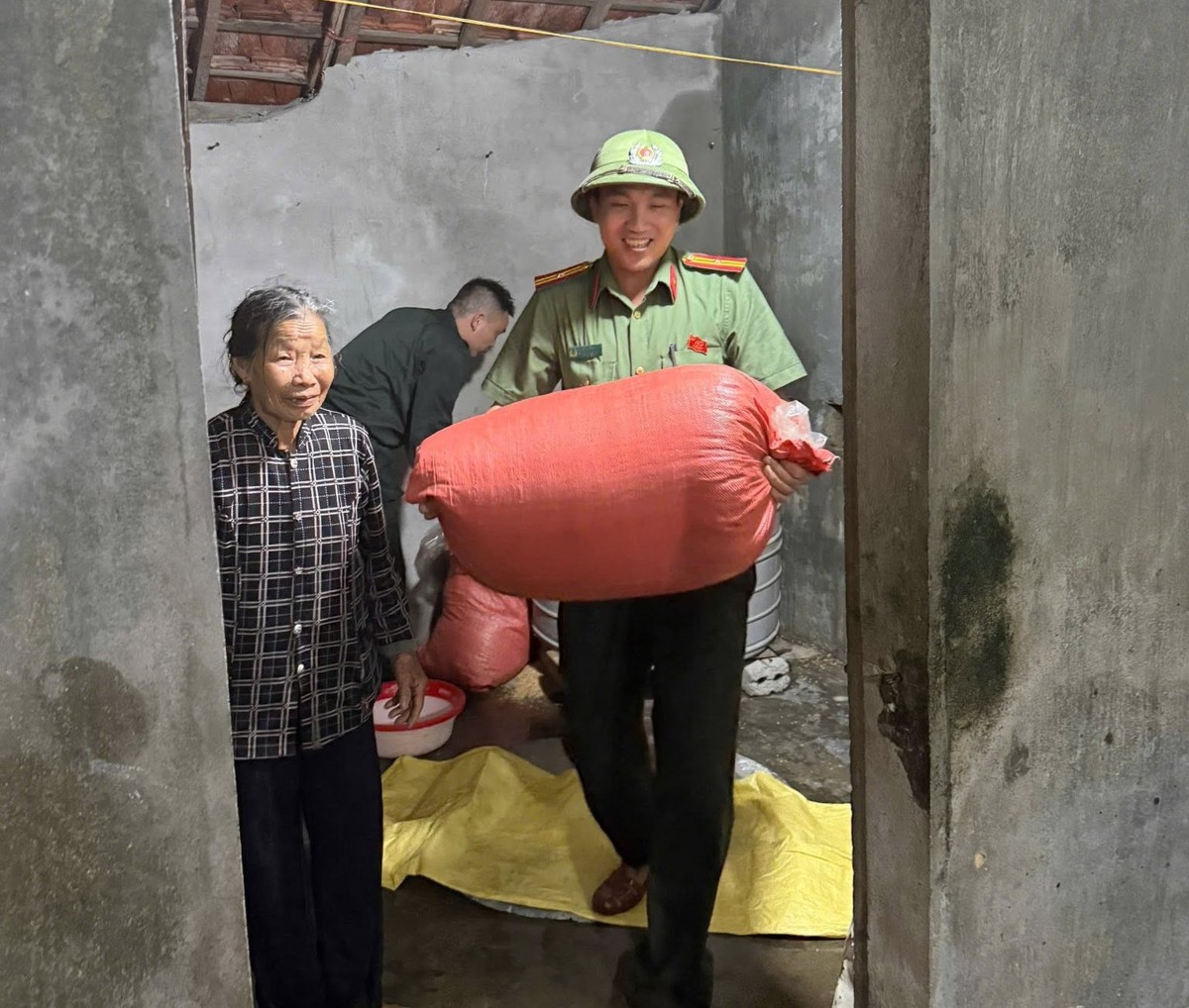 Công an xã Kỳ Văn hỗ trợ người dân di chuyển tài sản đến nơi an toàn trước nguy cơ ngập lụt. Ảnh: UBND xã Kỳ Văn