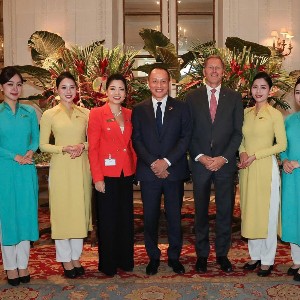 Tổng giám đốc Vietnam Airlines, ông Lê Hồng Hà, chụp hình lưu niệm cùng các đối tác. Nguồn: Vietnam Airlines.