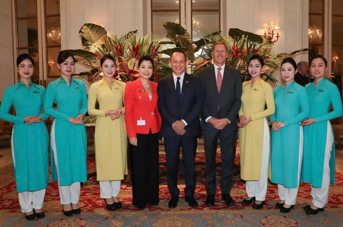 Tổng giám đốc Vietnam Airlines, ông Lê Hồng Hà, chụp hình lưu niệm cùng các đối tác. Nguồn: Vietnam Airlines.