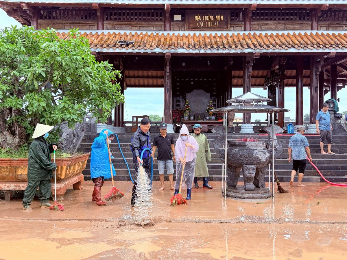 Trung tâm Dịch vụ Tổng hợp phường Quảng Trị huy động toàn bộ cán bộ, viên chức, người lao động cùng phương tiện, máy móc khẩn trương khắc phục hậu quả mưa lũ tại Bến thả hoa đôi bờ sông Thạch Hãn, điểm đỗ thuyền và các di tích do đơn vị quản lý. Ảnh: UBND phường Quảng Trị