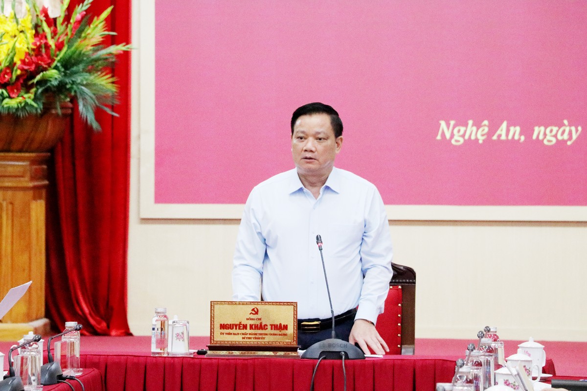 Bí thư Tỉnh ủy Nghệ An Nguyễn Khắc Thận phát biểu chỉ đạo tại cuộc họp. Ảnh: Phan Quỳnh