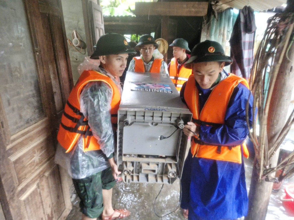 Đồn Biên phòng Cửa khẩu quốc tế Lao Bảo phối hợp với cấp ủy, chính quyền địa phương và các lực lượng hỗ trợ người dân di dời người, vật dụng thiết yếu đến nơi an toàn trước diễn biến phức tạp của áp thấp nhiệt đới. Ảnh: Đồn Biên phòng Cửa khẩu quốc tế Lao Bảo