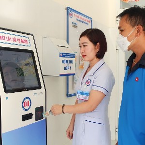 Bệnh viện Y học cổ truyền Nghệ An tiếp nhận lấy số thứ tự và đăng ký khám, chữa bệnh bảo hiểm y tế bằng thẻ căn cước công dân có gắn chíp điện tử thông qua quét mã QR. Ảnh: Bệnh viện Y học cổ truyền Nghệ An