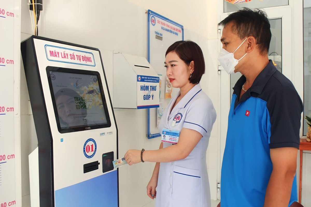 Bệnh viện Y học cổ truyền Nghệ An tiếp nhận lấy số thứ tự và đăng ký khám, chữa bệnh bảo hiểm y tế bằng thẻ căn cước công dân có gắn chíp điện tử thông qua quét mã QR. Ảnh: Bệnh viện Y học cổ truyền Nghệ An