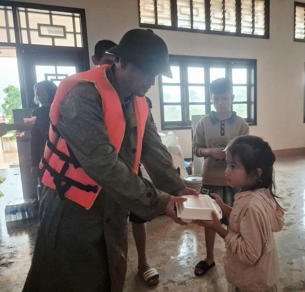 Lãnh đạo xã Lao Bảo thăm hỏi, hỗ trợ người dân bị ảnh hưởng bởi mưa lũ, góp phần giúp bà con sớm ổn định cuộc sống. Ảnh: UBND xã Lao Bảo