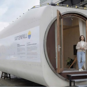 Một căn nhà siêu nhỏ được cải tạo từ vỏ nacelle của một tuabin gió. Ảnh: Vattenfall.