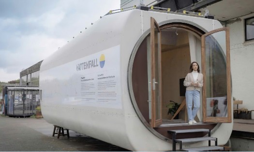 Một căn nhà siêu nhỏ được cải tạo từ vỏ nacelle của một tuabin gió. Ảnh: Vattenfall.