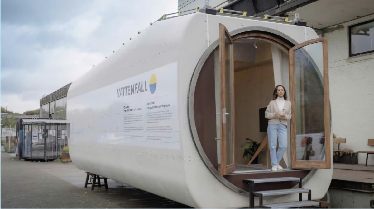 Một căn nhà siêu nhỏ được cải tạo từ vỏ nacelle của một tuabin gió. Ảnh: Vattenfall.