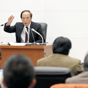 Thống đốc Ngân hàng Trung ương Nhật Bản (BOJ) Kazuo Ueda tại một cuộc họp báo - Ảnh: Asahi.