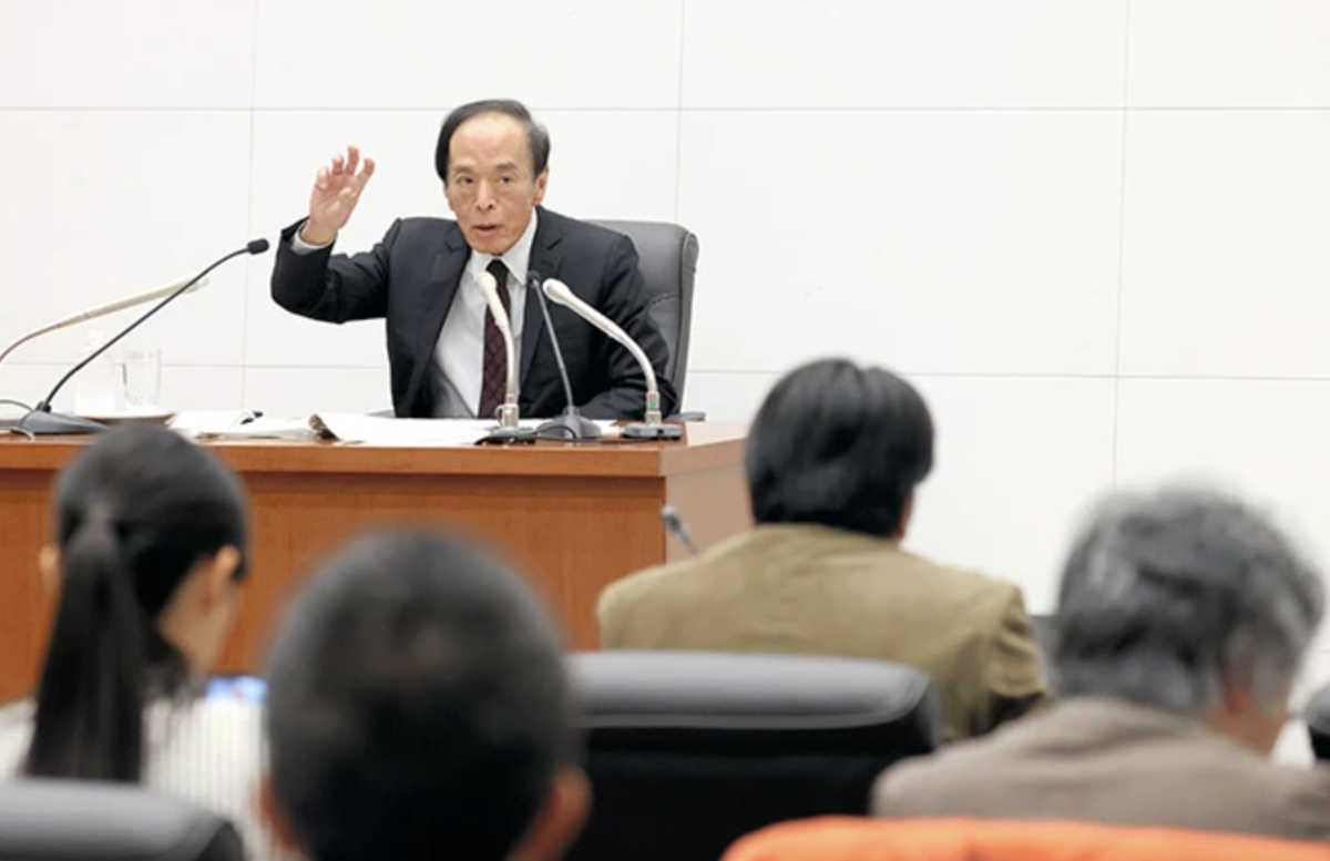 Thống đốc Ngân hàng Trung ương Nhật Bản (BOJ) Kazuo Ueda tại một cuộc họp báo - Ảnh: Asahi.