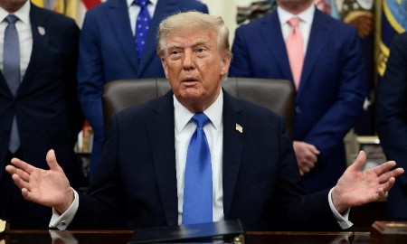 Ông Trump bác bỏ cảnh báo an toàn AI