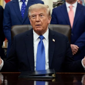 Tổng thống Mỹ Donald Trump thông qua các bài viết trên mạng xã hội Truth Social đã bác bỏ cảnh báo an toàn AI - Ảnh: Evelyn Hockstein/ REUTERS.