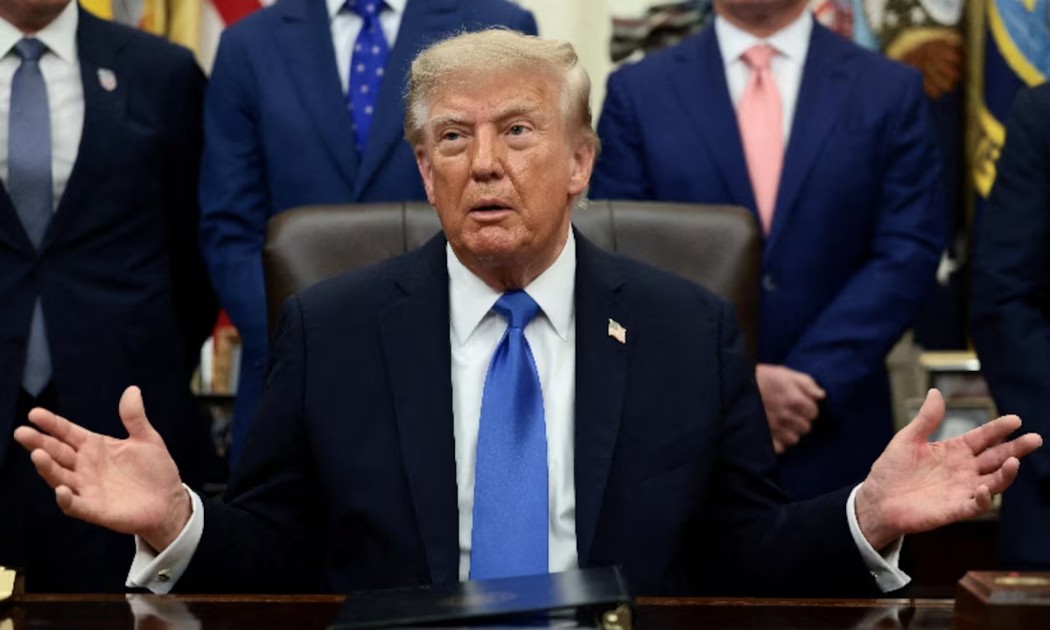 Tổng thống Mỹ Donald Trump thông qua các bài viết trên mạng xã hội Truth Social đã bác bỏ cảnh báo an toàn AI - Ảnh: Evelyn Hockstein/ REUTERS.