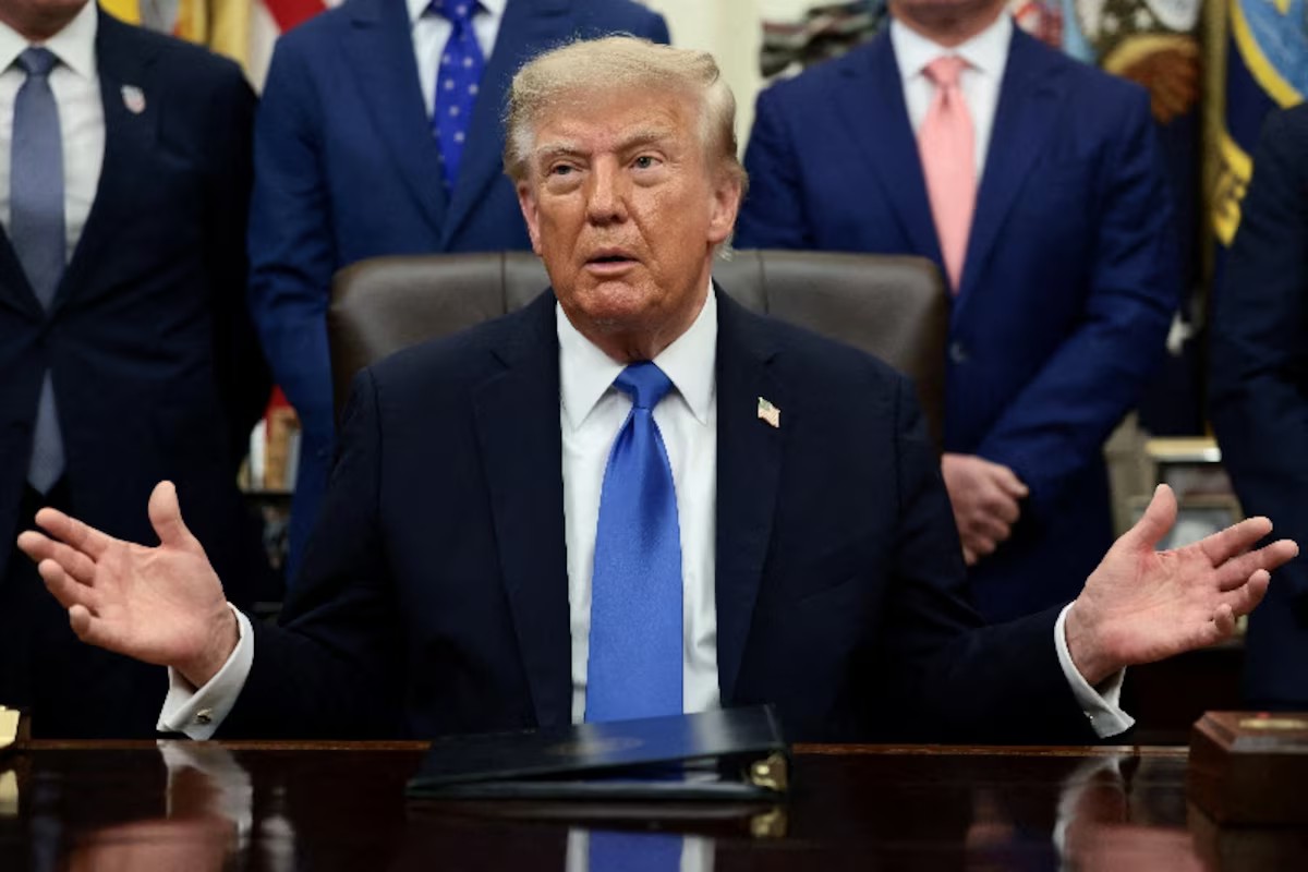 Tổng thống Mỹ Donald Trump thông qua các bài viết trên mạng xã hội Truth Social đã bác bỏ cảnh báo an toàn AI - Ảnh: Evelyn Hockstein/ REUTERS.