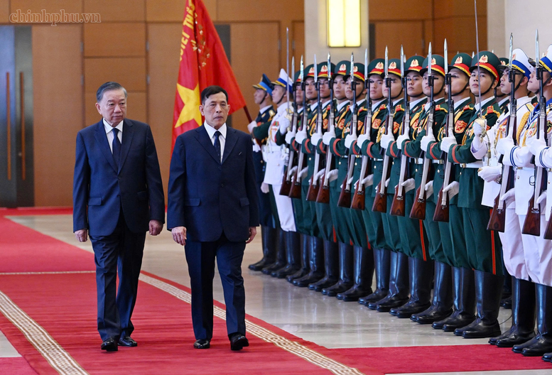 Tổng Bí thư, Chủ tịch nước Tô Lâm và Nhà vua Thái Lan Maha Vajiralongkorn Phra Vajiraklaochaoyuhua duyệt Đội danh dự Quân đội Nhân dân Việt Nam - Ảnh: chinhphu.vn/Nhật Bắc