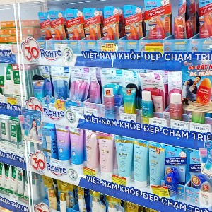 Mỹ phẩm bày bán trên thị trường. Ảnh: Thu Hằng.