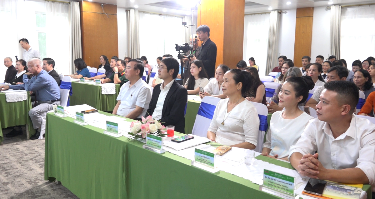 Các đại biểu tham dự hội thảo.