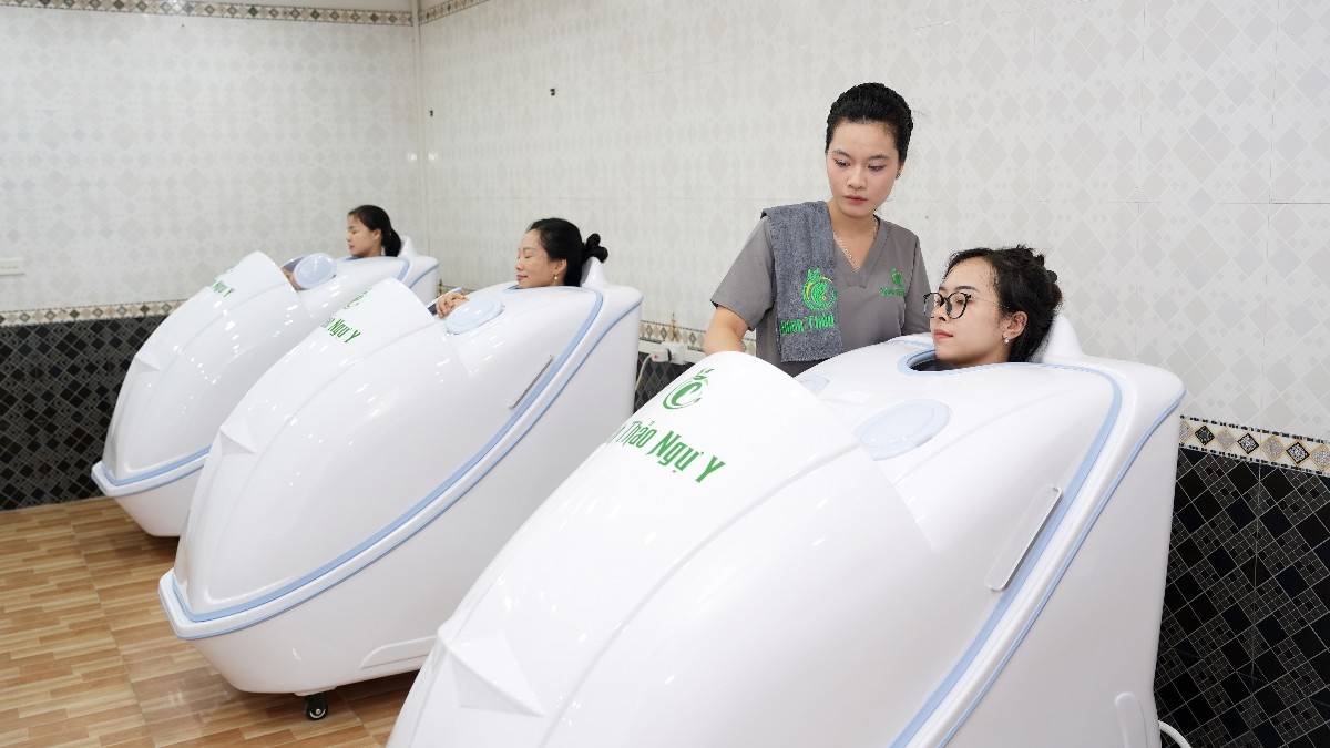 Linh Trường Việt Y Đường được trang bị Hệ thống ứng dụng đồng bộ các giải pháp công nghệ như Buồng cộng hưởng sinh học từ trường, Bách Thảo Khang Thông, RFS và các thiết bị trị liệu tích hợp AI để xoa bóp bấm huyệt, chăm sóc kinh lạc và dưỡng sinh, tạo nên hành trình chăm sóc sức khỏe hài hòa giữa truyền thống và hiện đại.