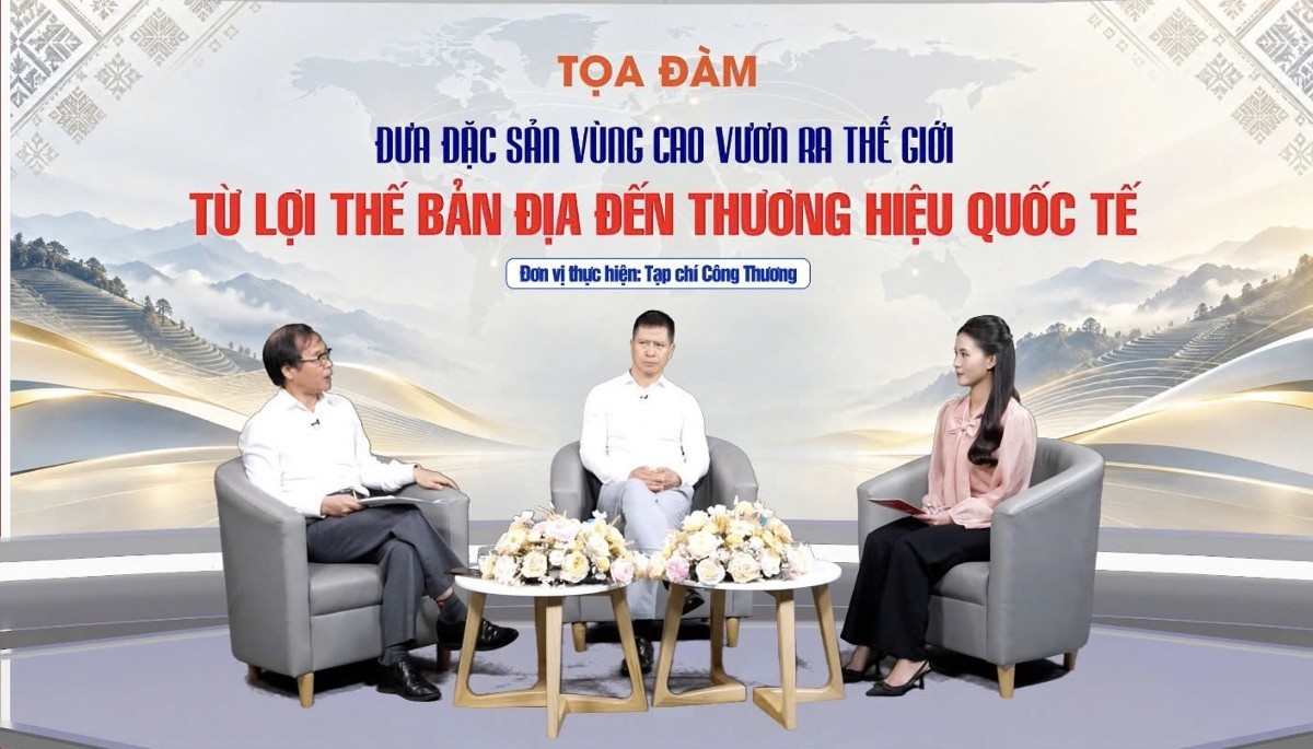 Các diễn giả chia sẻ tại toạ đàm - Ảnh: TCCT.