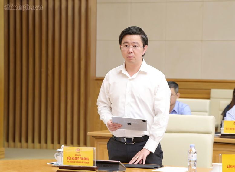 Thứ trưởng Bộ Khoa học và Công nghệ Bùi Hoàng Phương báo cáo một số điểm đổi mới trong Khung kiến trúc tổng thể quốc gia số - Ảnh: chinhphu.vn.