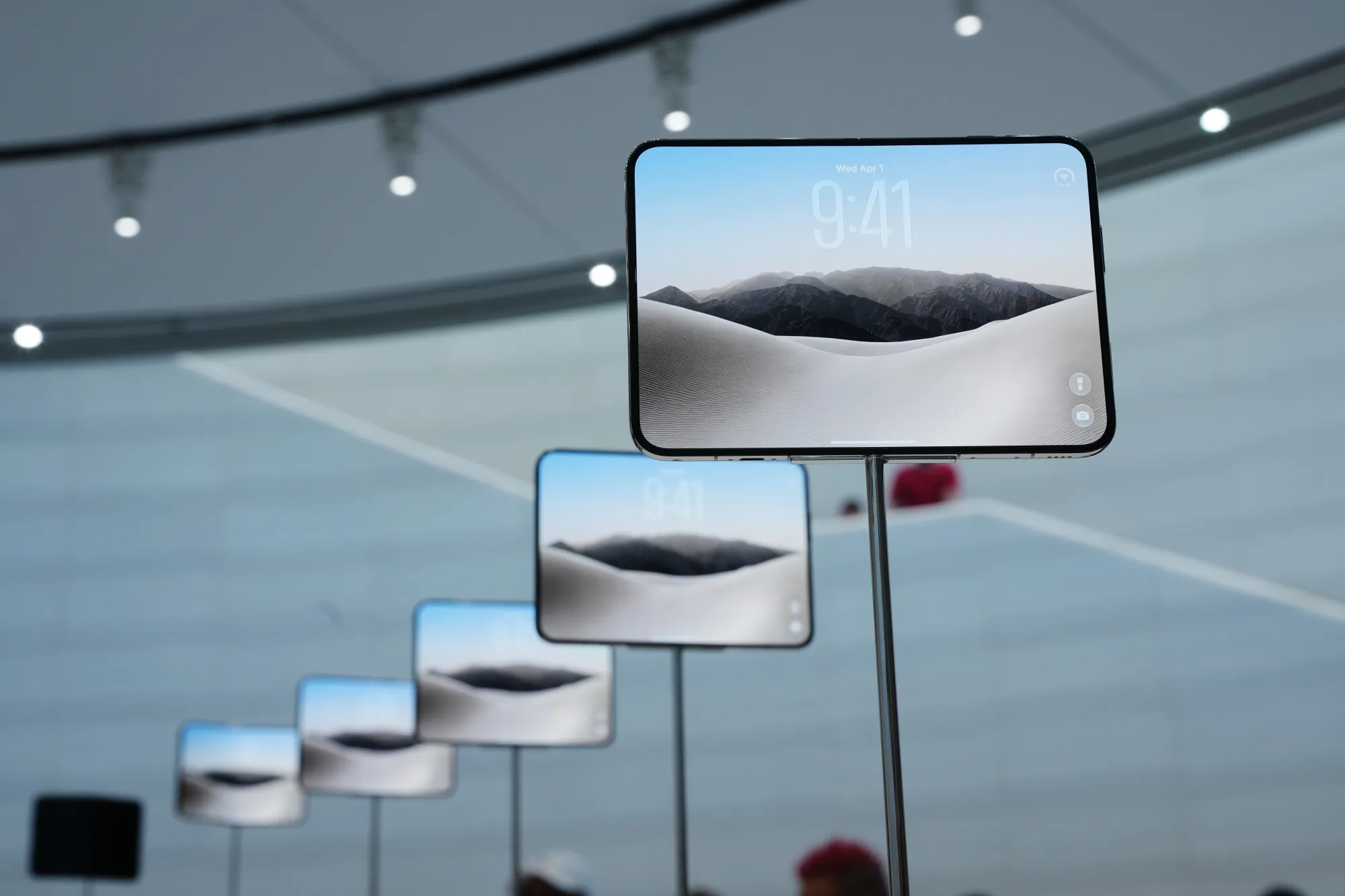 iPhone Duo. Ảnh: Bloomberg