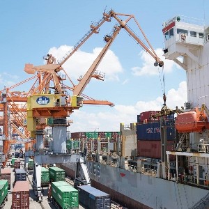 Xuất khẩu của Việt Nam, đặc biệt là nông, lâm, thủy sản, đang phải chịu nhiều sức ép từ chi phí logistics tăng vọt và các rào cản kỹ thuật khắt khe. Ảnh: Nguyễn Quang Phúc.