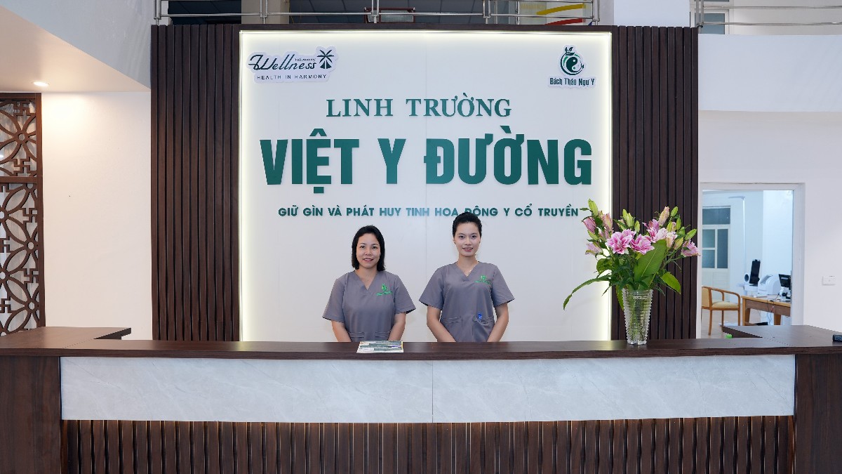 Tọa lạc trong khuôn viên Eureka Linh Trường Resort, Linh Trường Việt Y Đường được đầu tư hệ thống phòng ốc bài bản, trang thiết bị hiện đại cùng vườn thảo dược đa dạng.
