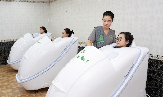 Du khách ngày càng quan tâm đến những hành trình kết hợp nghỉ dưỡng và chăm sóc sức khỏe. Du khách trải nghiệm Buồng cộng hưởng sinh học từ trường, Bách Thảo Khang Thông, RFS cùng các thiết bị trị liệu tích hợp AI, kết hợp xoa bóp, bấm huyệt, chăm sóc kinh lạc và dưỡng sinh tại Linh Trường Việt Y Đường, thuộc Khu nghỉ dưỡng Eureka Linh Trường, biển Hải Tiến, tỉnh Thanh Hóa.