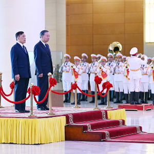 Tổng Bí thư, Chủ tịch nước Tô Lâm và Nhà vua Thái Lan Maha Vajiralongkorn Phra Vajiraklaochaoyuhua trên bục danh dự, thực hiện nghi lễ chào cờ - Ảnh: chinhphu.vn/Nhật Bắc
