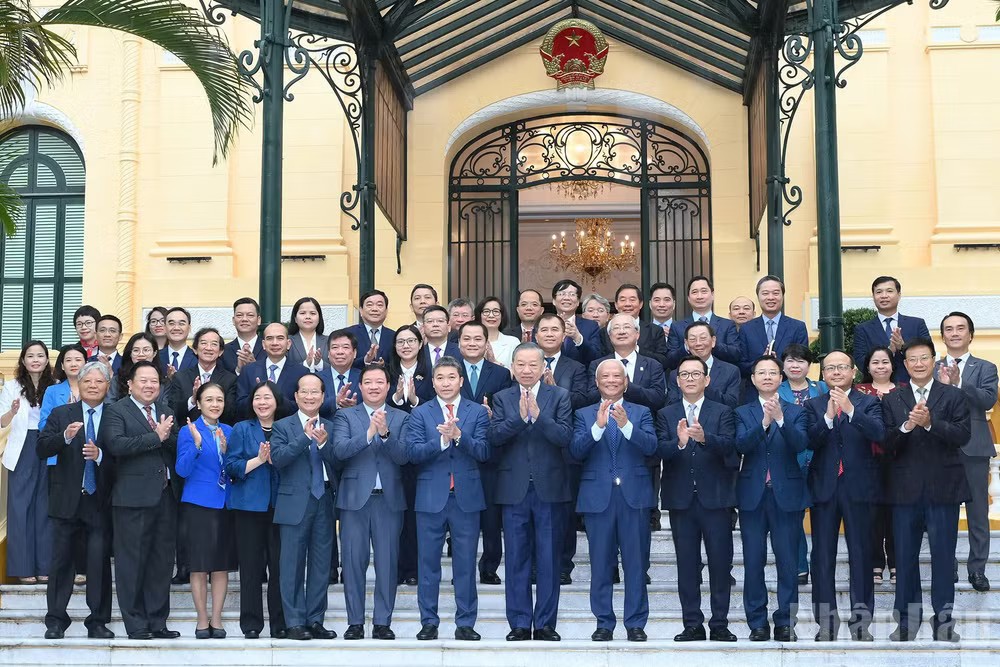 Tổng Bí thư, Chủ tịch nước Tô Lâm với Ban Chấp hành Liên hiệp các tổ chức hữu nghị Việt Nam khóa VII và các đại biểu. Ảnh: Đăng Khoa/Nhân Dân