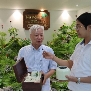 Nhà báo Đào Quang Bính, Phó Chủ tịch Hội đồng Biên tập, Tổng Thư ký tòa soạn, Tạp chí Kinh tế Việt Nam – VnEconomy trao đổi cùng Thạc sỹ, bác sĩ Vũ Tiến Đạt tại hoạt động bên lề hội thảo.