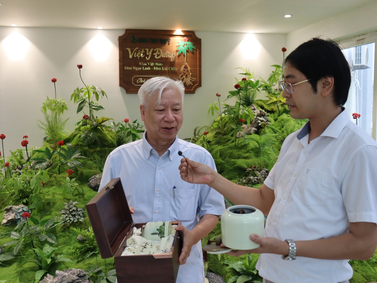 Nhà báo Đào Quang Bính, Phó Chủ tịch Hội đồng Biên tập, Tổng Thư ký tòa soạn, Tạp chí Kinh tế Việt Nam – VnEconomy trao đổi cùng Thạc sỹ, bác sĩ Vũ Tiến Đạt tại hoạt động bên lề hội thảo.