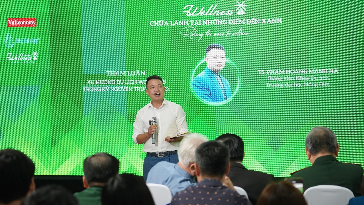 Tiến sĩ Phạm Hoàng Mạnh Hà, giảng viên Khoa Du lịch (Trường Đại học Hồng Đức) tham luận tại hội thảo.