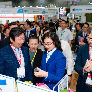 Thứ trưởng Bộ Công Thương Phan Thị Thắng tham quan gian hàng tại VIS 2026. Ảnh: MOIT.