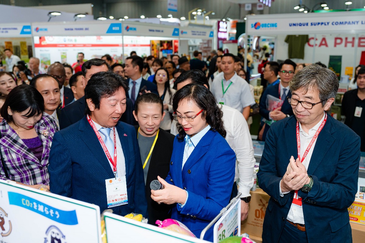 Thứ trưởng Bộ Công Thương Phan Thị Thắng tham quan gian hàng tại VIS 2026. Ảnh: MOIT.