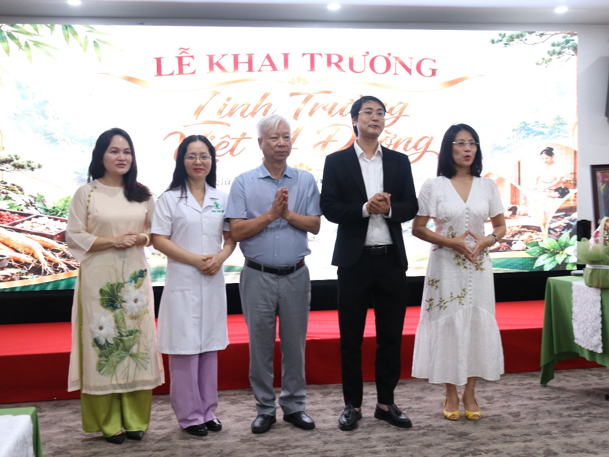 Trong khuôn khổ tọa đàm, Linh Trường Việt Y Đường chính thức được khai trương, đánh dấu bước phát triển mới trong mô hình kết hợp giữa nghỉ dưỡng và chăm sóc sức khỏe.