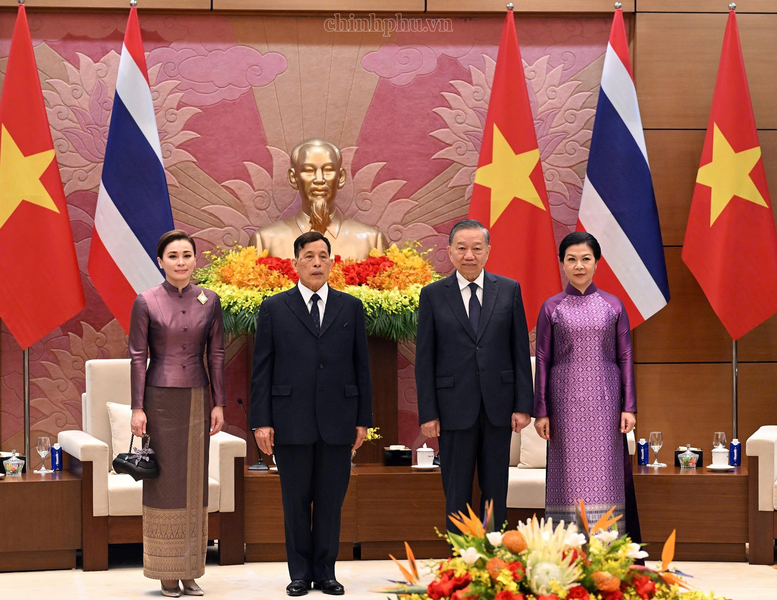 Tổng Bí thư, Chủ tịch nước Tô Lâm và Phu nhân cùng Nhà vua Thái Lan Maha Vajiralongkorn Phra Vajiraklaochaoyuhua và Hoàng hậu chụp ảnh chung - Ảnh: chinhphu.vn/Nhật Bắc