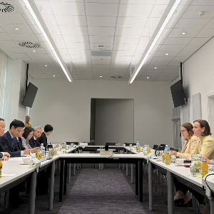 Chiều ngày 15/9/2026 (theo giờ địa phương), tại Vienna, Cộng hòa Áo, Thứ trưởng Bộ Tài chính Nguyễn Đức Chi đã có buổi làm việc với bà Mariana Kühnel, tân Giám đốc điều hành Cơ quan Giám sát Thị trường Tài chính Áo (FMA).