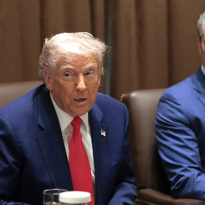 Tổng thống Mỹ Donald Trump (trái) và Bộ trưởng Bộ Quốc phòng Mỹ Pete Hegseth - Ảnh: Getty/Axios.
