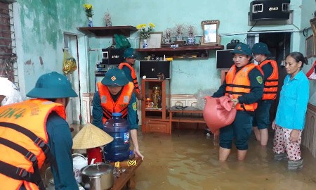 Lực lượng chức năng tỉnh Nghệ An khẩn trường hỗ trợ các hộ dân vùng ngập lụt di chuyển tài sản đến nơi an toàn